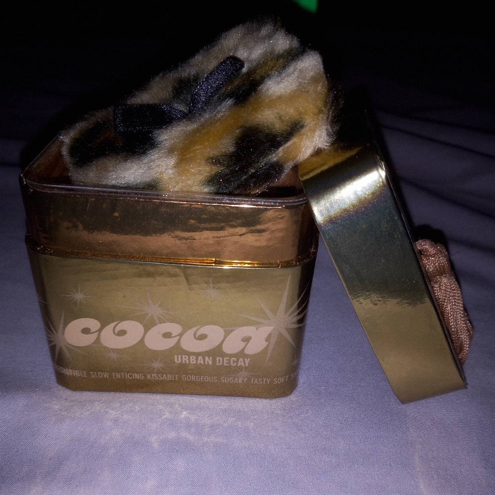 Urban Decay Cocoa sparkling body powder